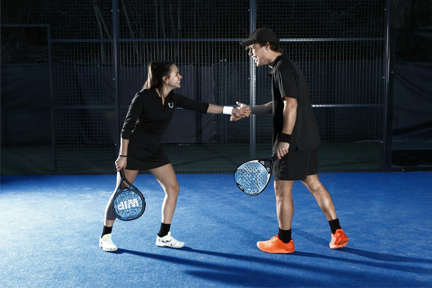Pareja de pádel chocando las manos en la cancha